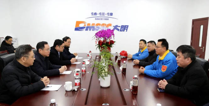 江阴市副市长、靖江市委常委、江阴-靖江工业园区党委书记尹志华一行来访yl23455永利集团沉工慰问互换